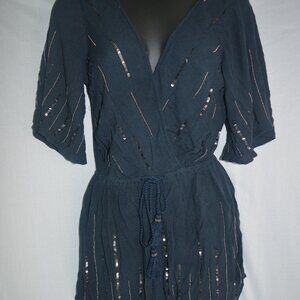 Ambercrombie and Finch rhomber festive woman outfit black with gold sequence